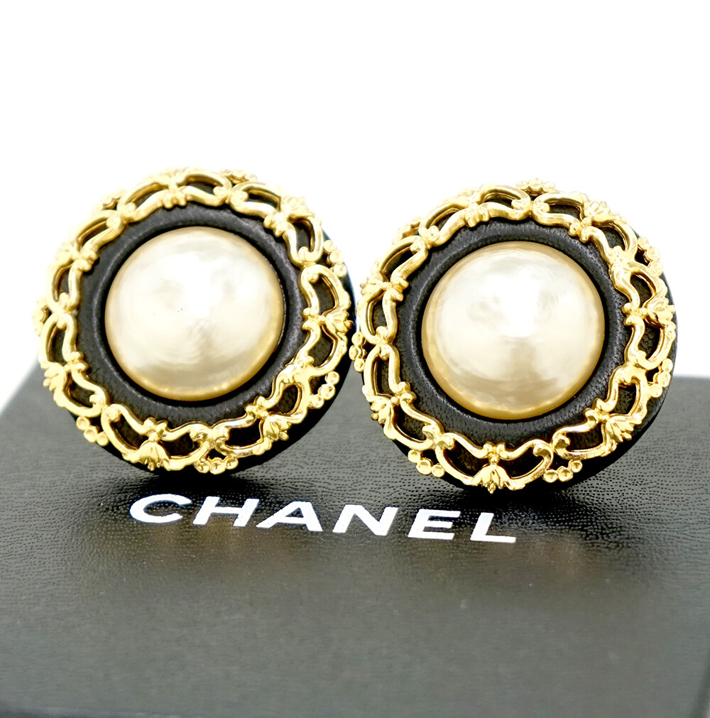 CHANEL Leather Filigree Large Round Clips Earrings Gold Tone 26 Auth w/Box u1058