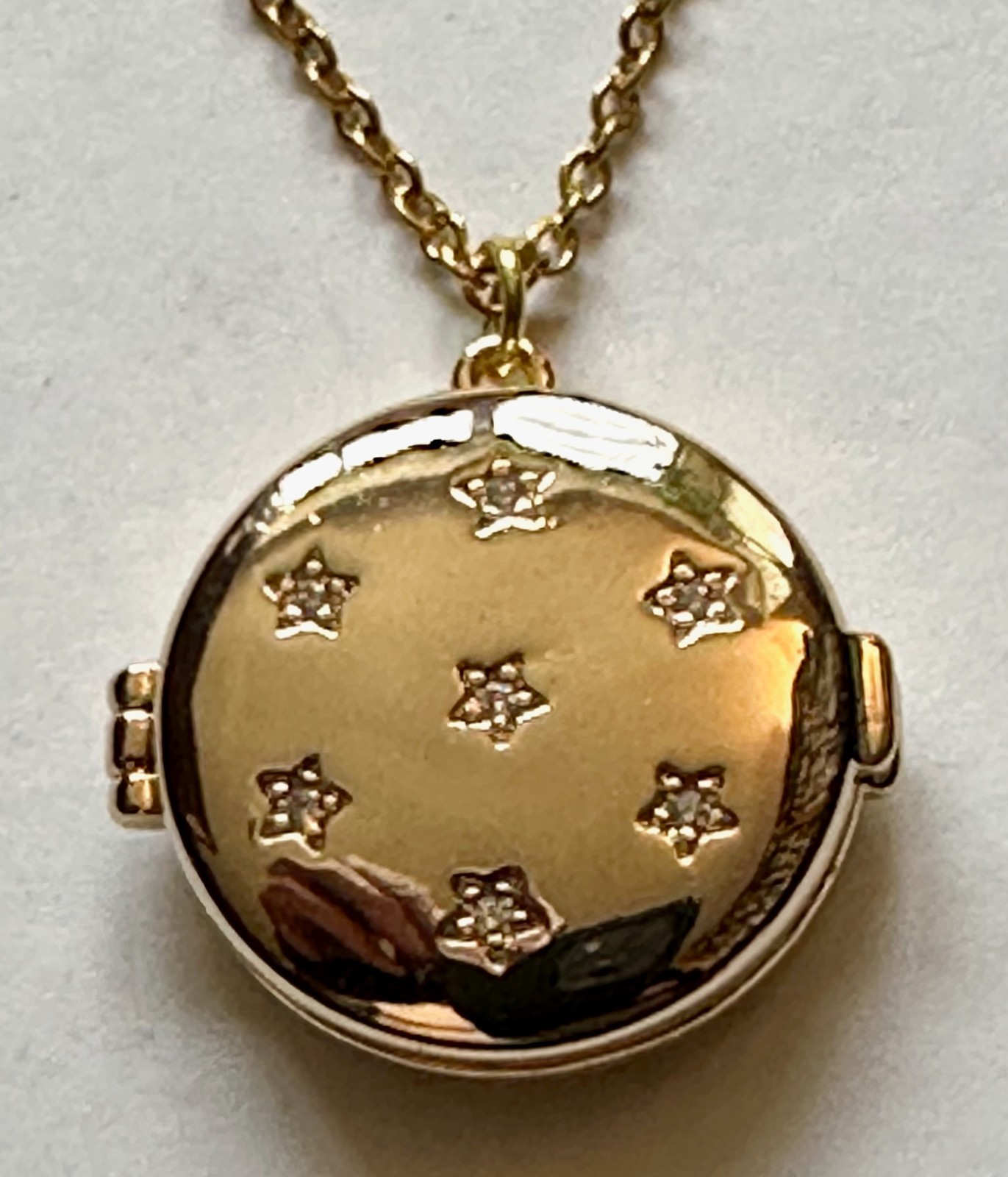 Locket w many clear crystals gold tone metal pendant 1″ necklace 20″ gold plated