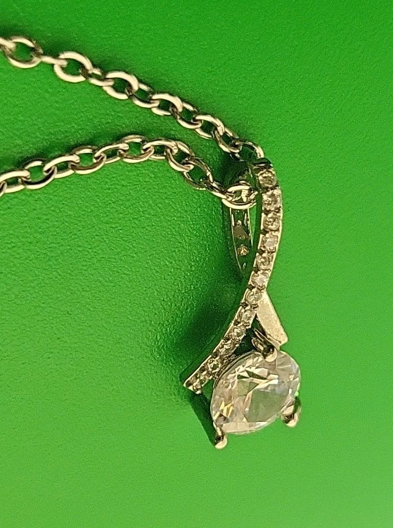Beautiful Silver Tone Chain Necklace W/pendant