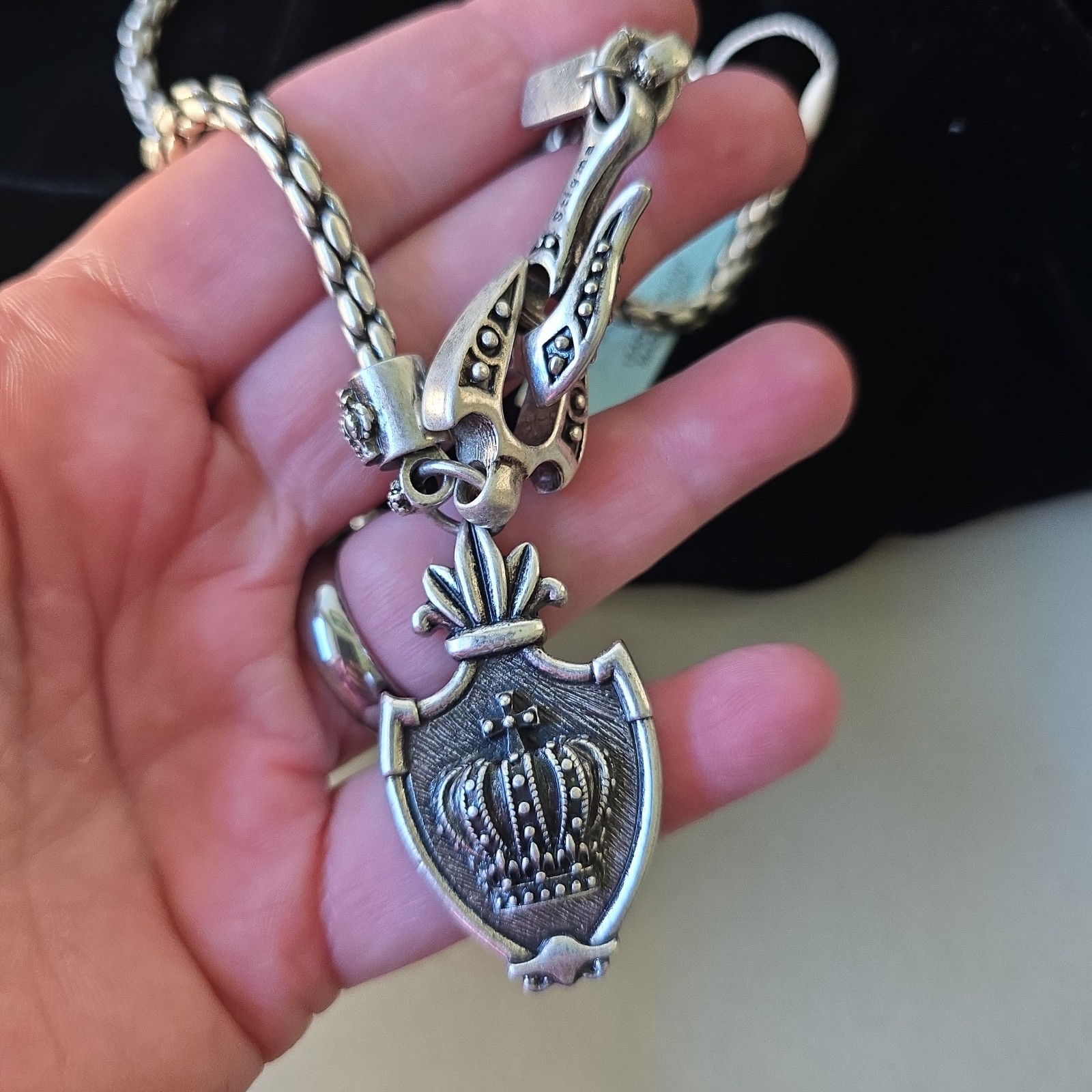 New Stigma Silver Tone Shield Crown Pendant Hook Clasp Chain Necklace 20″L