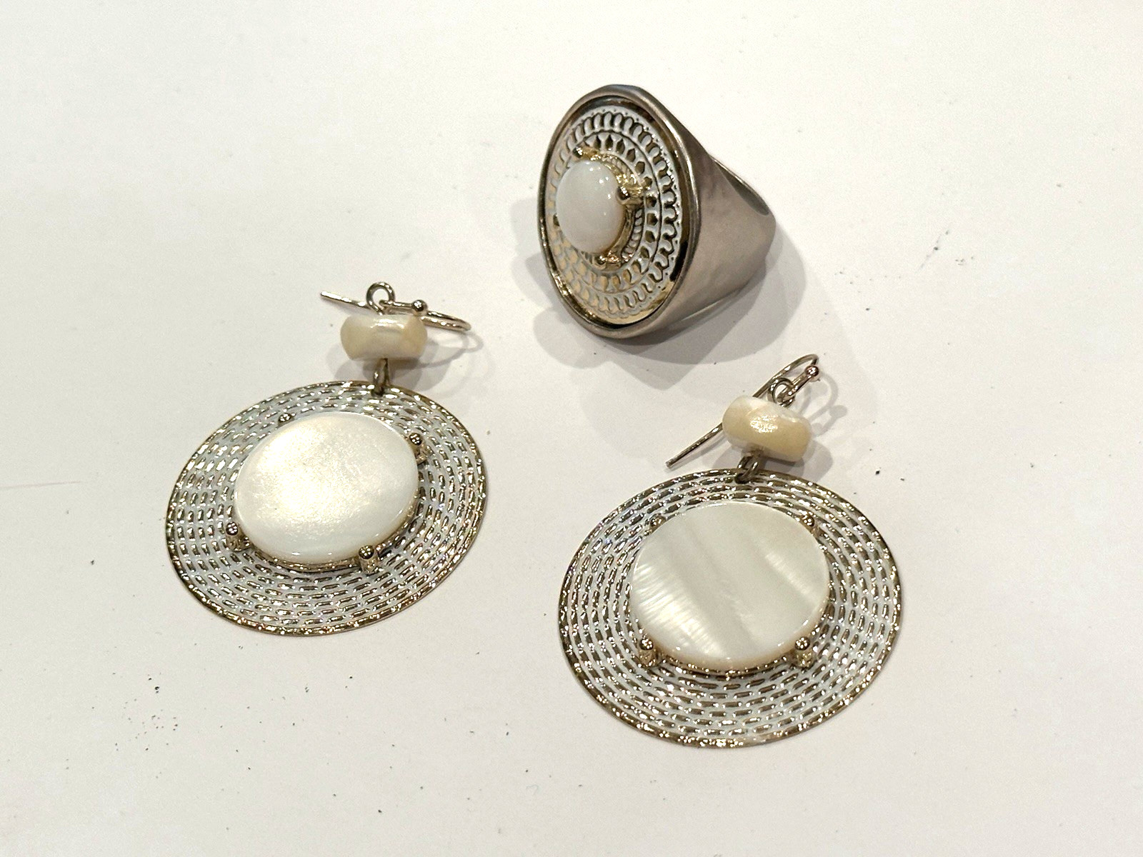MOTHER OF PEARL WHITE ENAMEL GOLD HAMMERED SILVER RING Size 8 & EARRINGS SET EUC