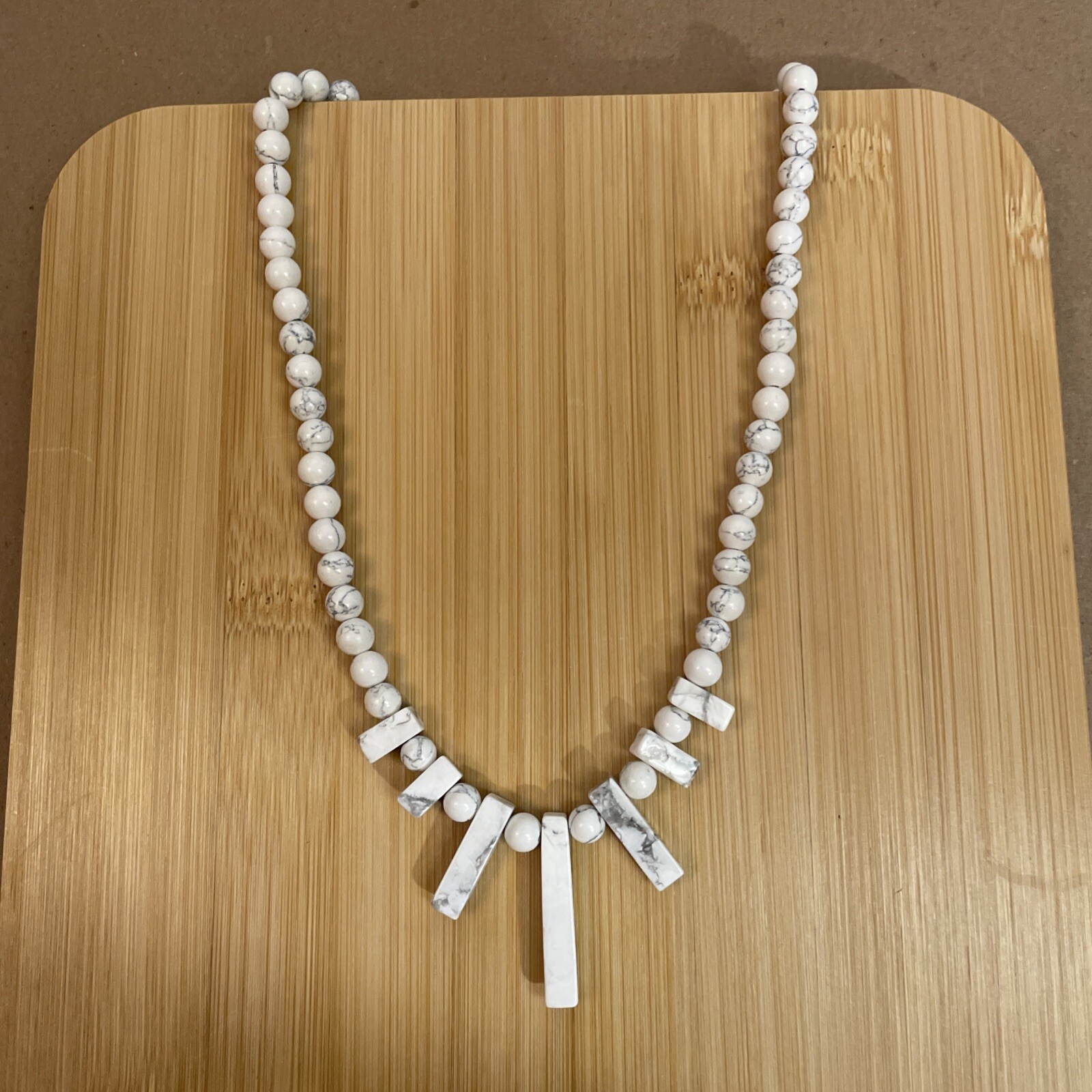 CONSTITUTED white HOWLITE NECKLACE- 18″ TO 20″ -SILVERTONE