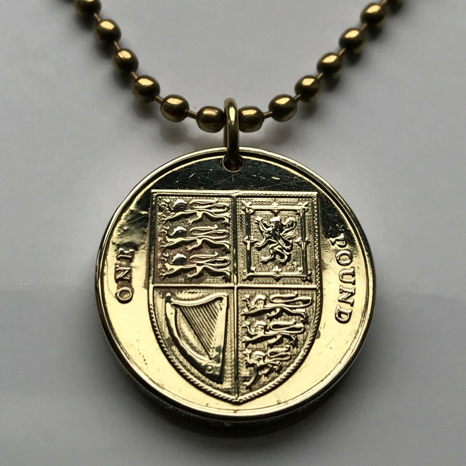 United Kingdom 1 Pound coin pendant British Royal shield Union Jack lions 002569