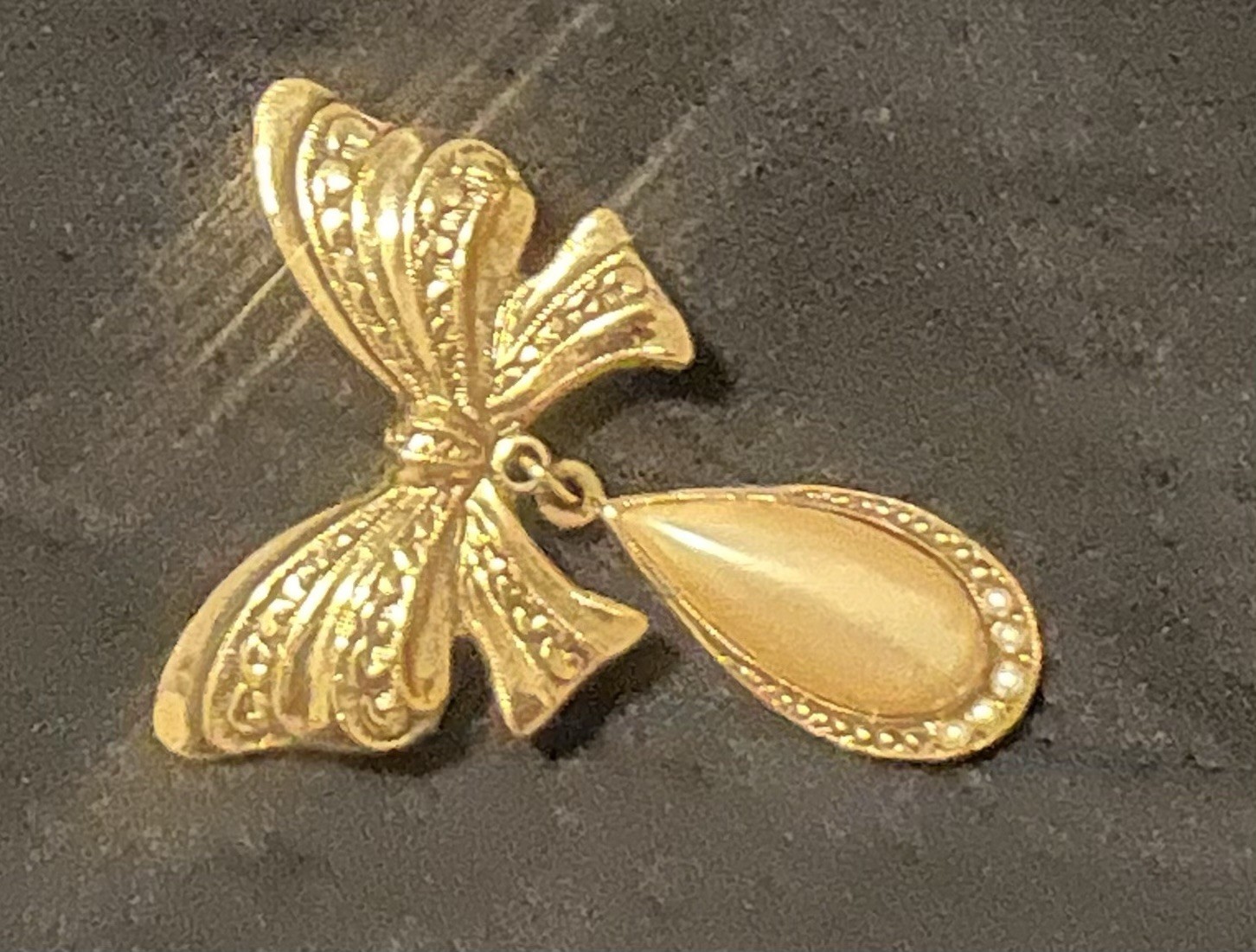 1928 Vintage Goldtone Bow Dangling Faux Teardrop