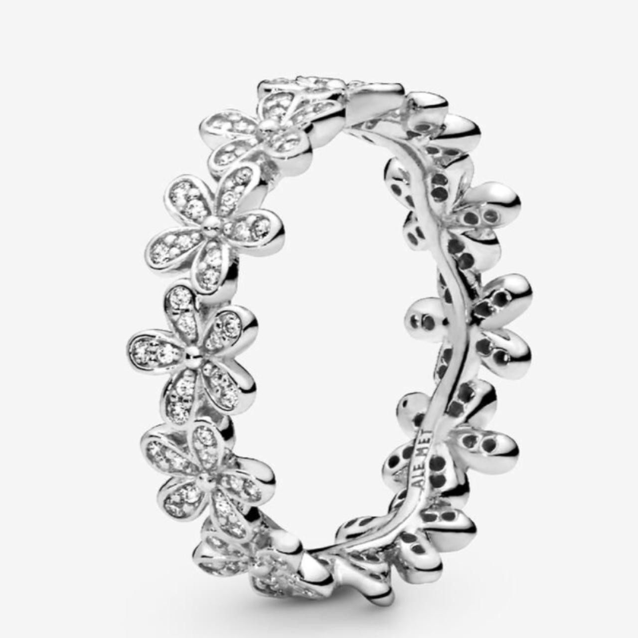 daisy flower stud earrings & flower ring (size 54) jewellery set