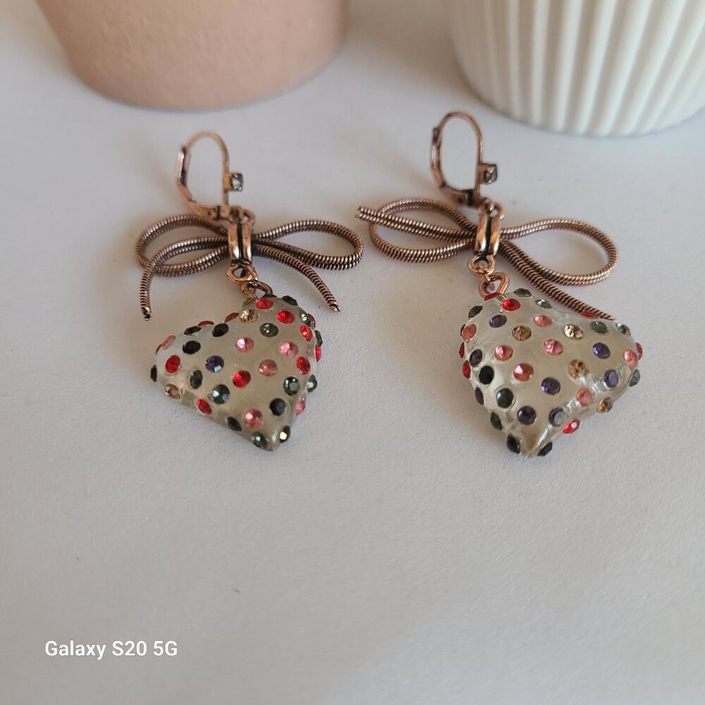Source Unknown Heart w/Bow Multi-Color Dangle Earrings NWOT Ladies Event Party