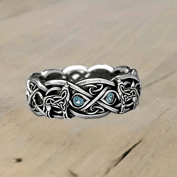 Silver-Plated Zinc Wolf Ring Adorned With Blue Rhinestones Size 6
