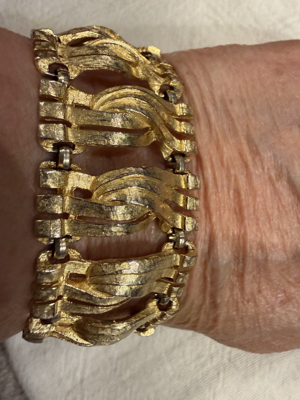 VintagGold Tone Textured Chain Link Bracelet Metal Fold-Over Clasp 8 in No Stone