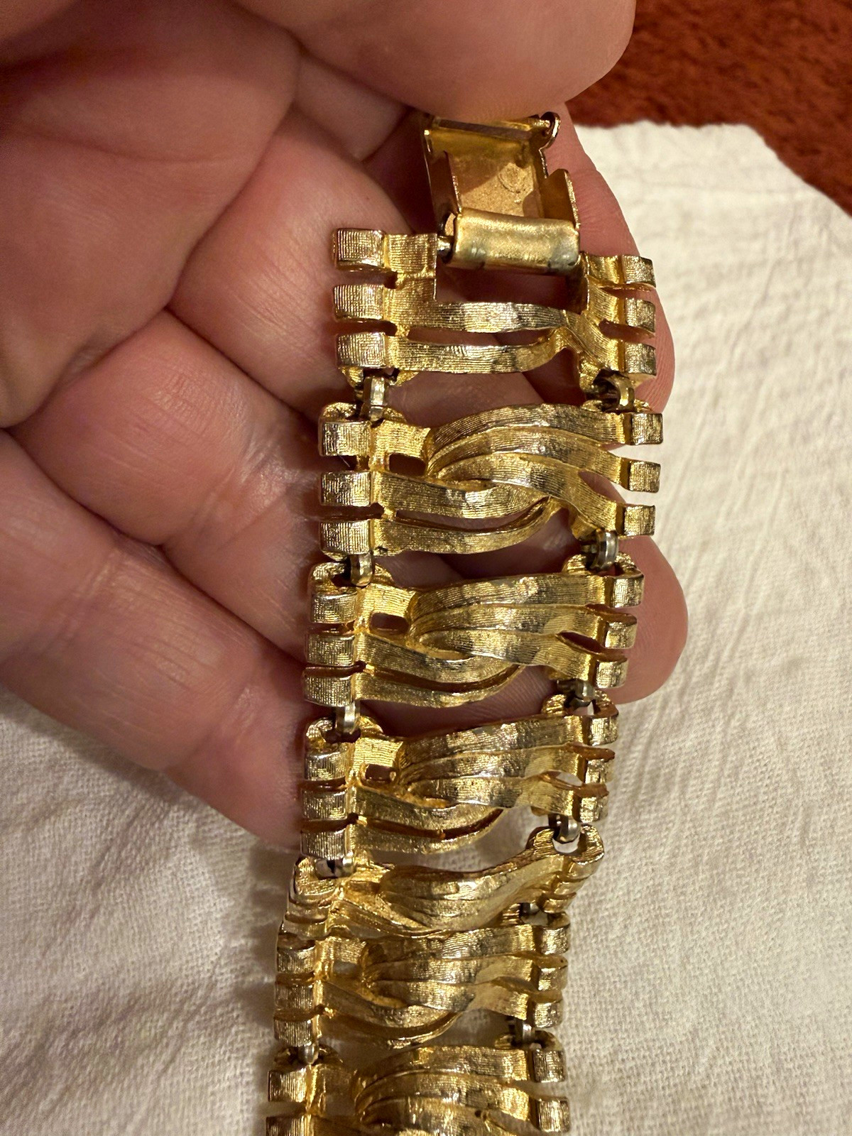 VintagGold Tone Textured Chain Link Bracelet Metal Fold-Over Clasp 8 in No Stone