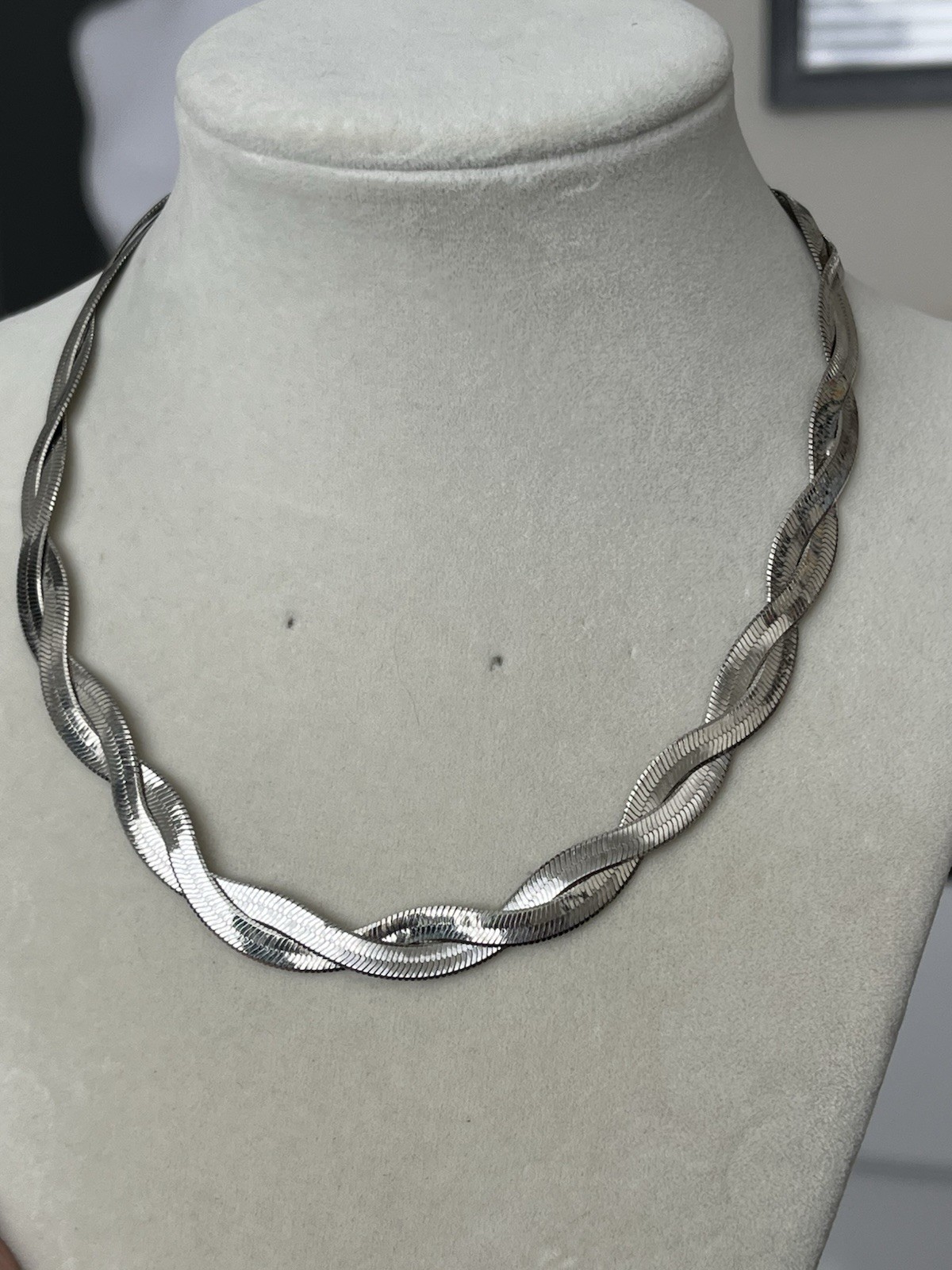 Avon Silver Tone Twisted Herringbone Necklace 16”