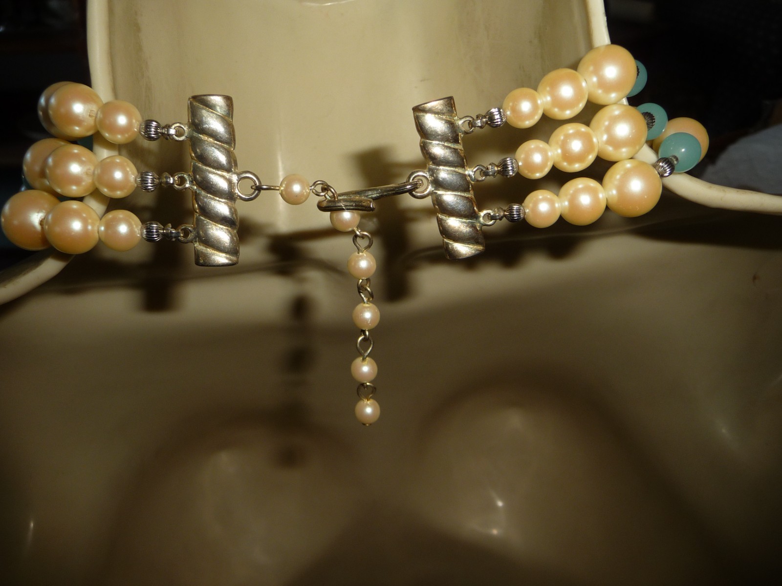 VTG SET FAUX PEARLS & BLUE BEADS W CLIP ON EARRINGS & NECKLACE #31/26