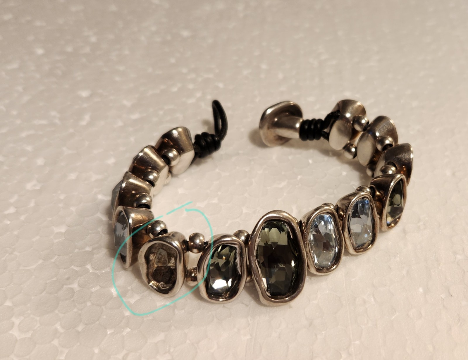 UNOde50 La Vida Loca 13 Crystal Silver Chunky Bracelet Leather Minus 1 Stone