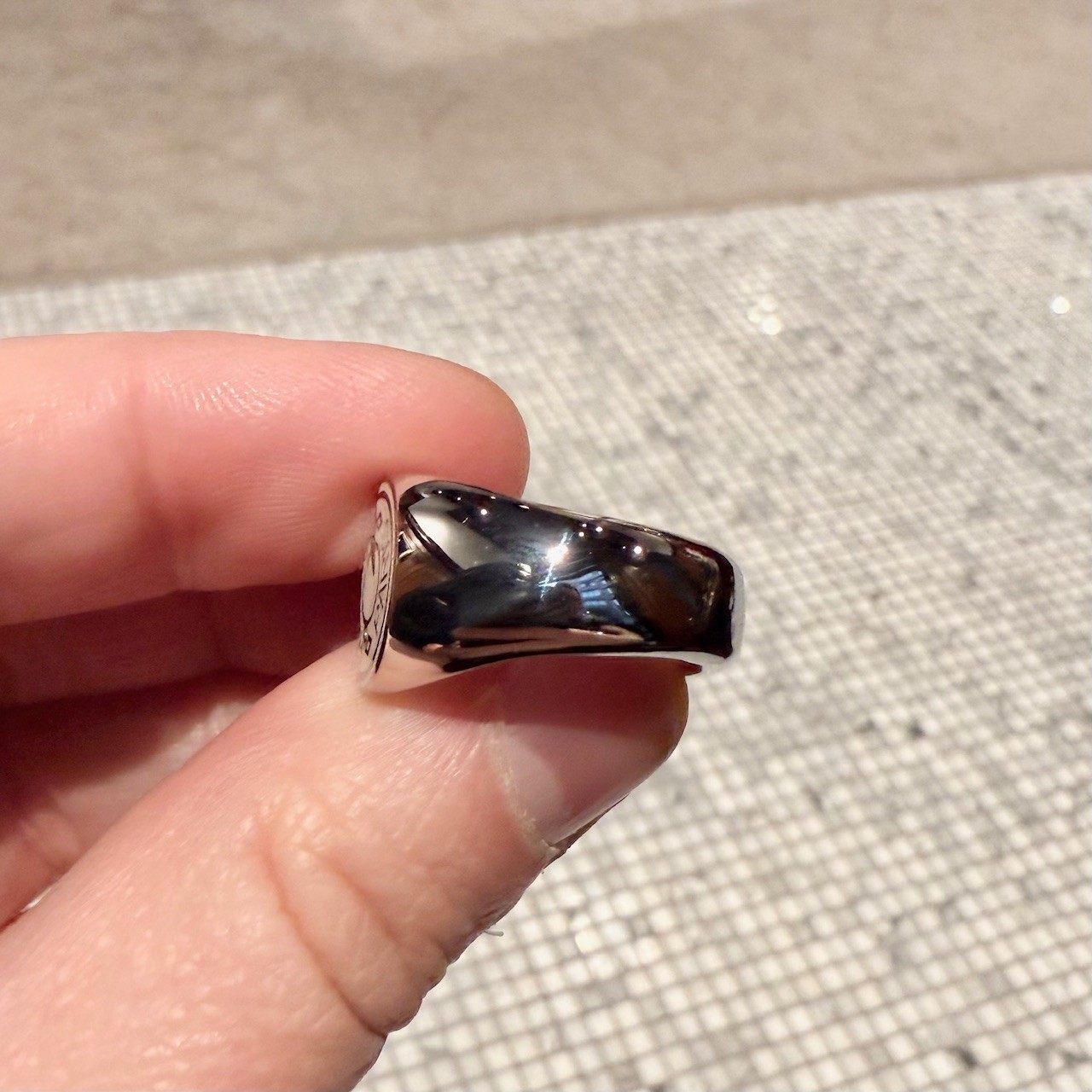 Hermès Carrousel Craie Lacquered Palladium Plated Signet Ring – Size 60
