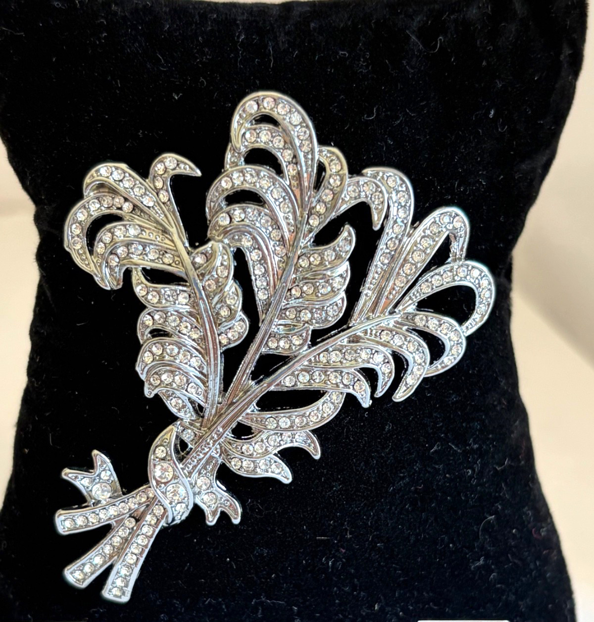 Vera Wang Silver Tone Ferns & Ribbon Brooch Clear Rhinestones Signed