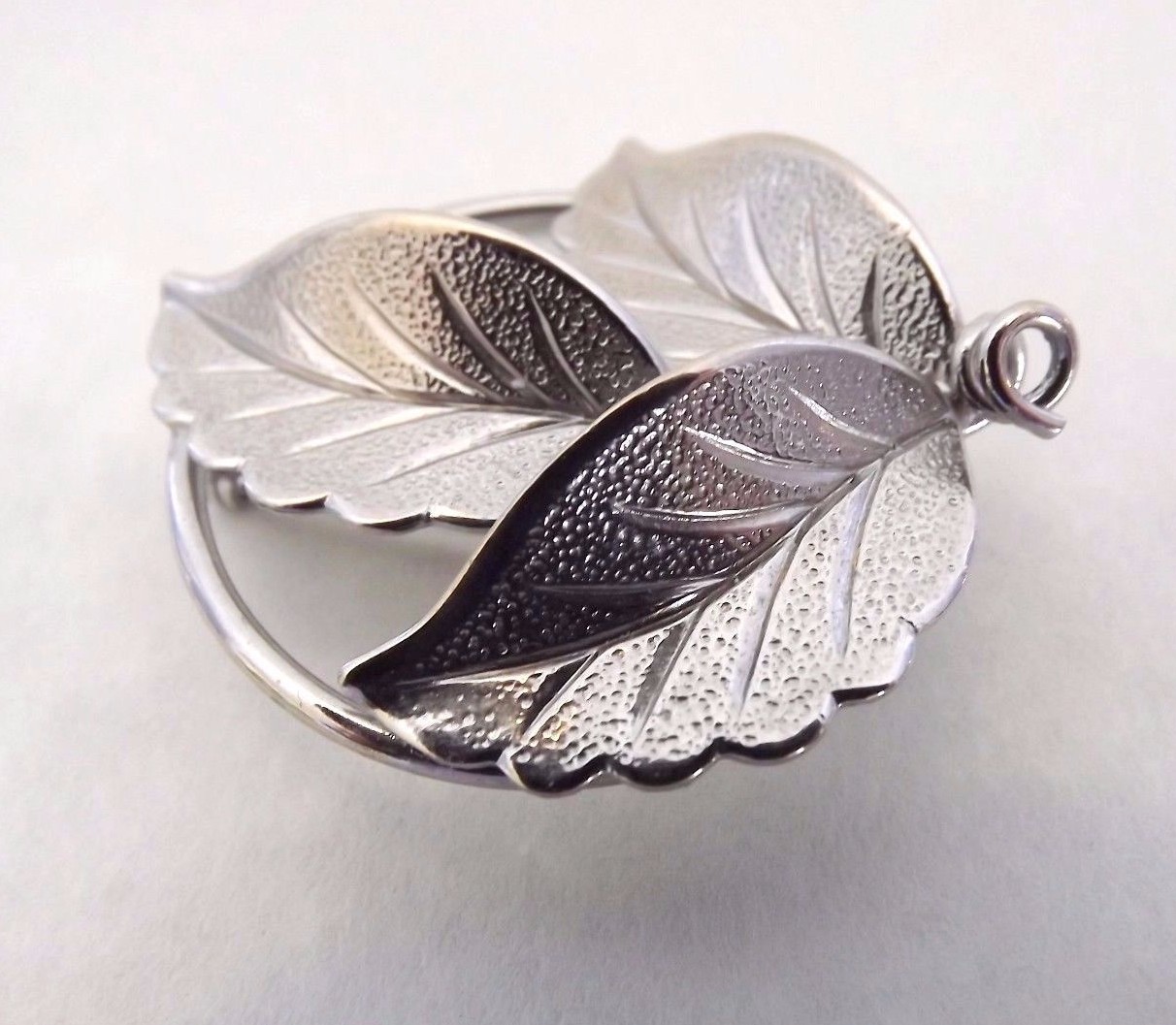 Lovely Silvertone Figural Pin Brooch 3 Leaves on a Circle. 1 3/4 inches EUC