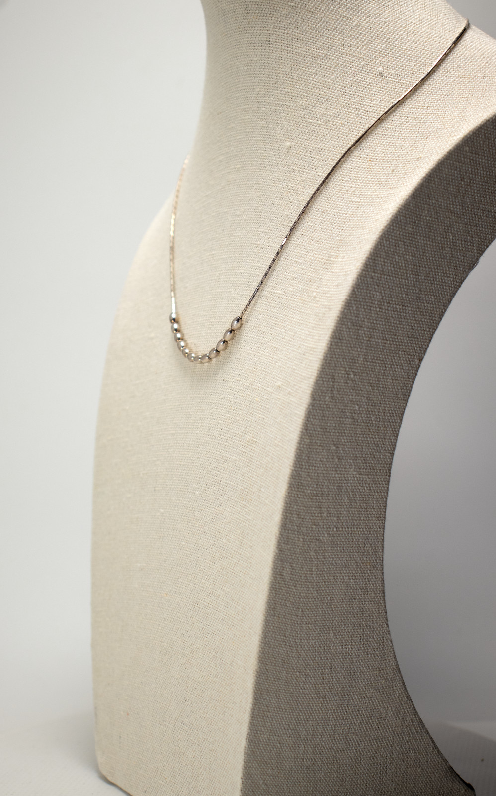 Silver Cardano necklace with 12 oval movable beads – Sustainable & stylish