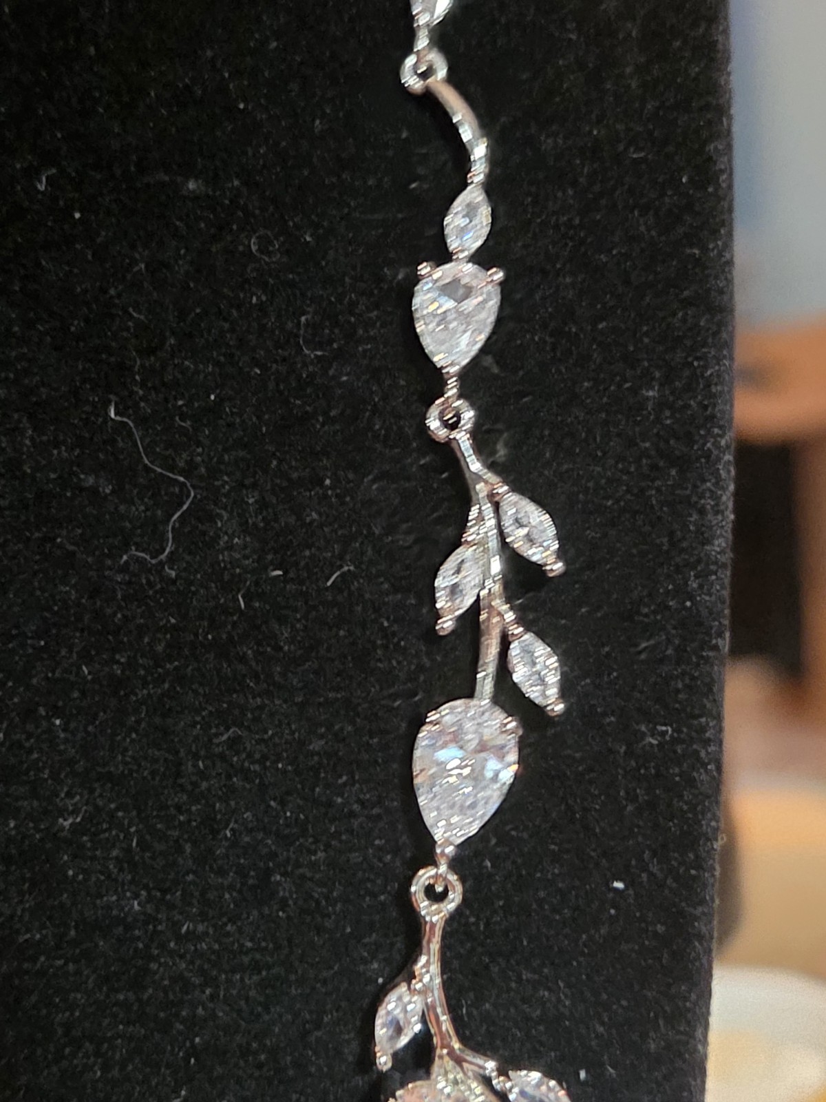 Stunning 18″ Crystal Leaf Vine Necklace Silver Tone Clear Crystal Leaf Open Back