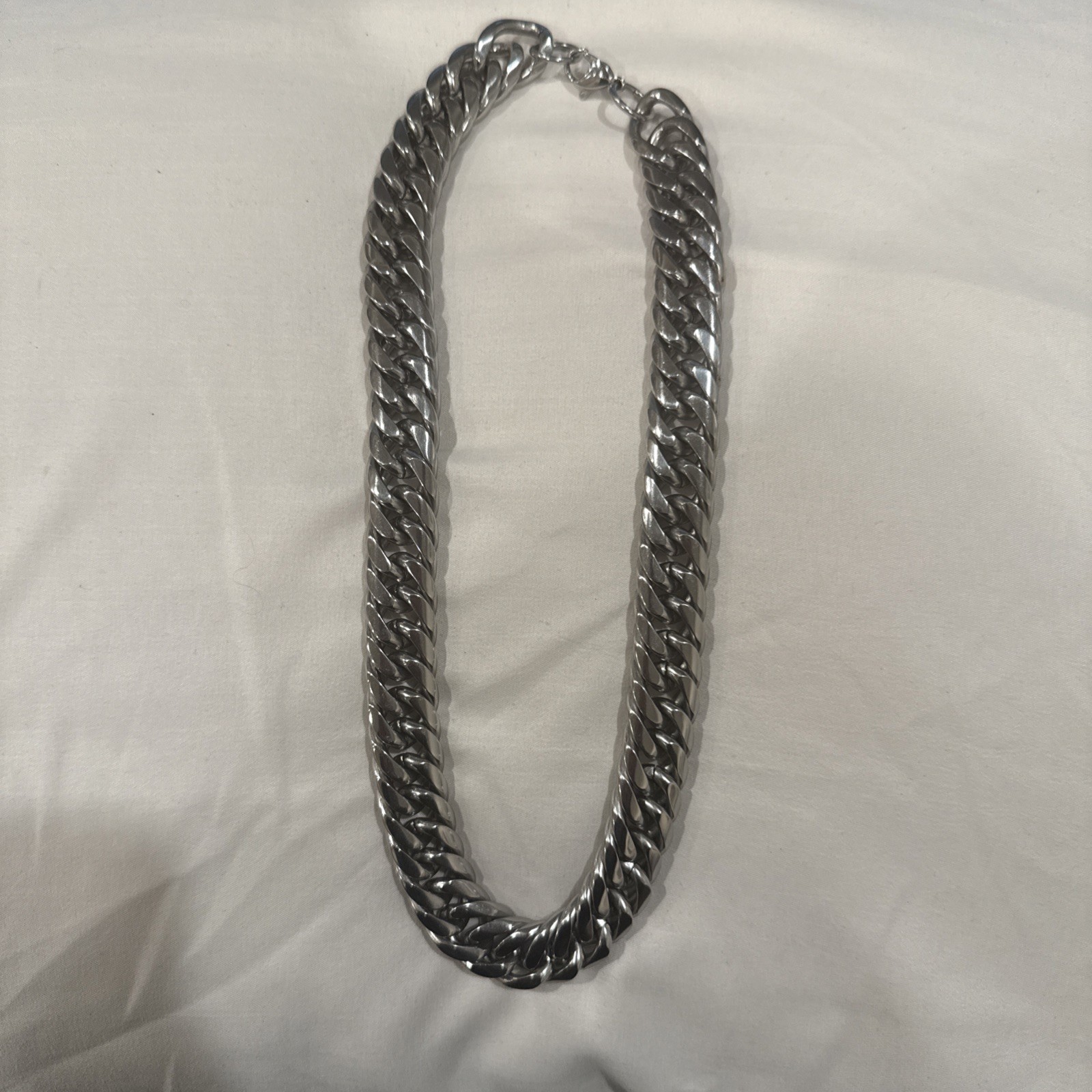MEN Stainless 18mm SILVER MIAMI CUBAN CURB CHAIN NECKLESS 20 inch in length