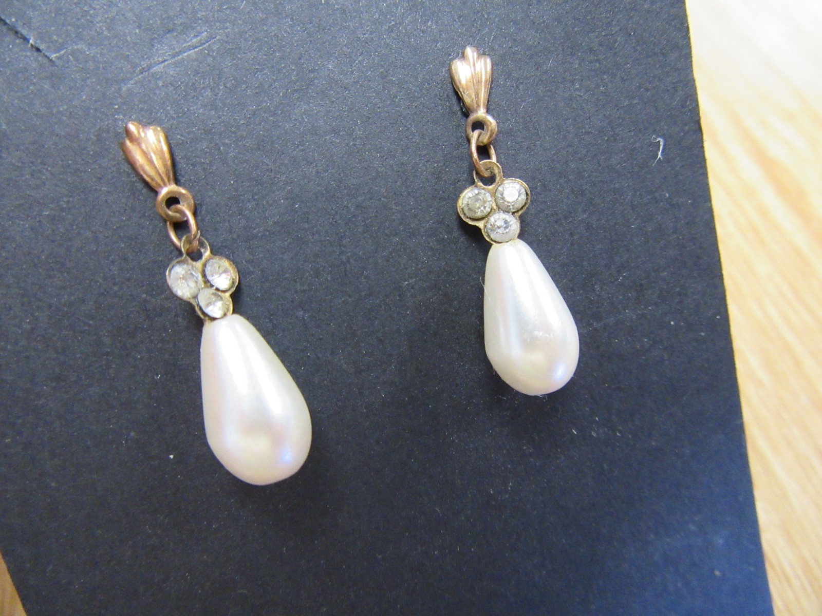 Gold And Pearl Drop Earrings 9 Ct 1.20 Grams