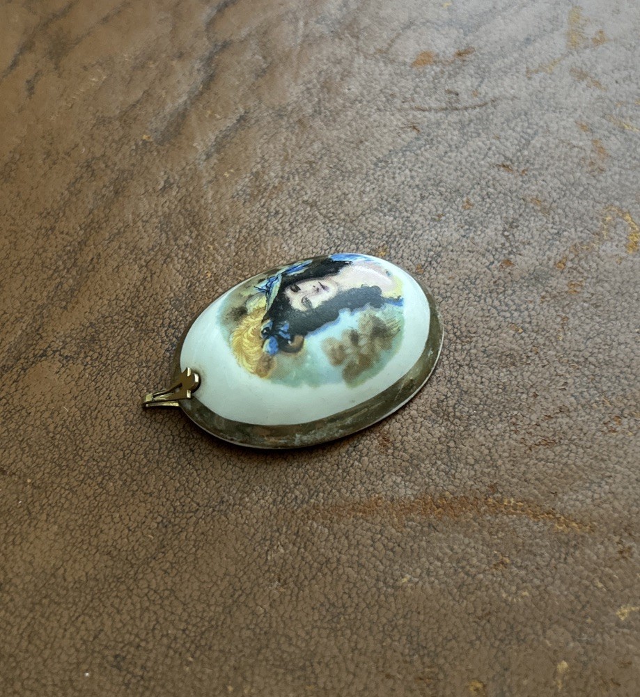 Vintage Pendant Fine Bone China A & J Middleton – gold edge