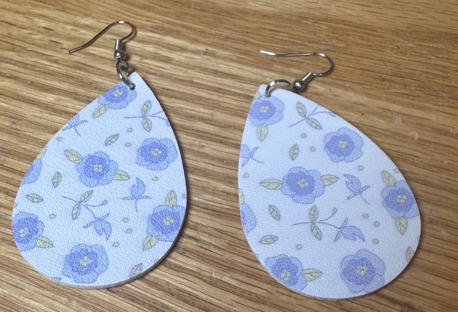 New Women’s Teardrop Dangle Earrings 2 1/4 X 1 1/2 In White Blue Floral 1 Pair