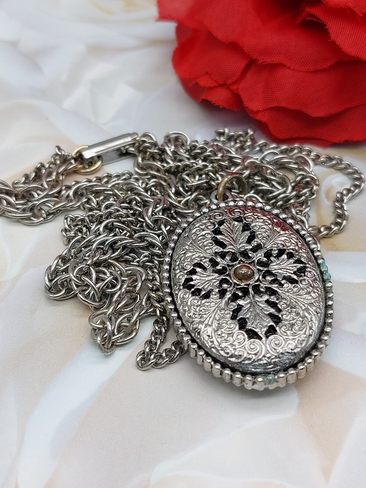 Beautiful Pendant Necklace Double Chain Silver Tone Oval Heavy Pendant 20″