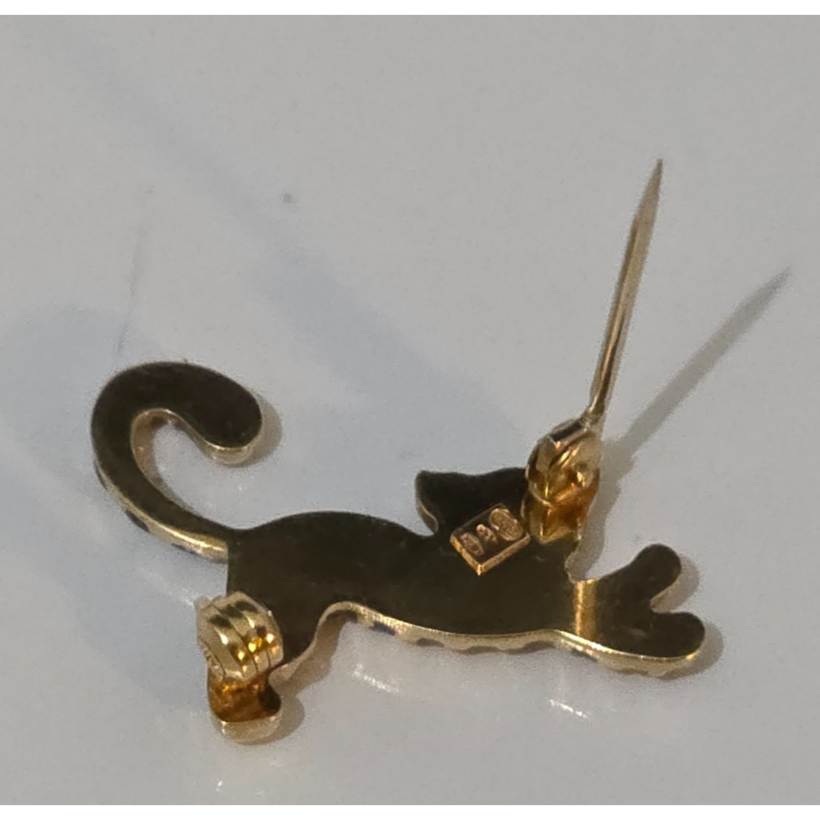 Vintage UNO-A-ERRE 18k 750 Gold 1 1/8″ Striped Cat with Green Eyes Unoaerre 3 gr