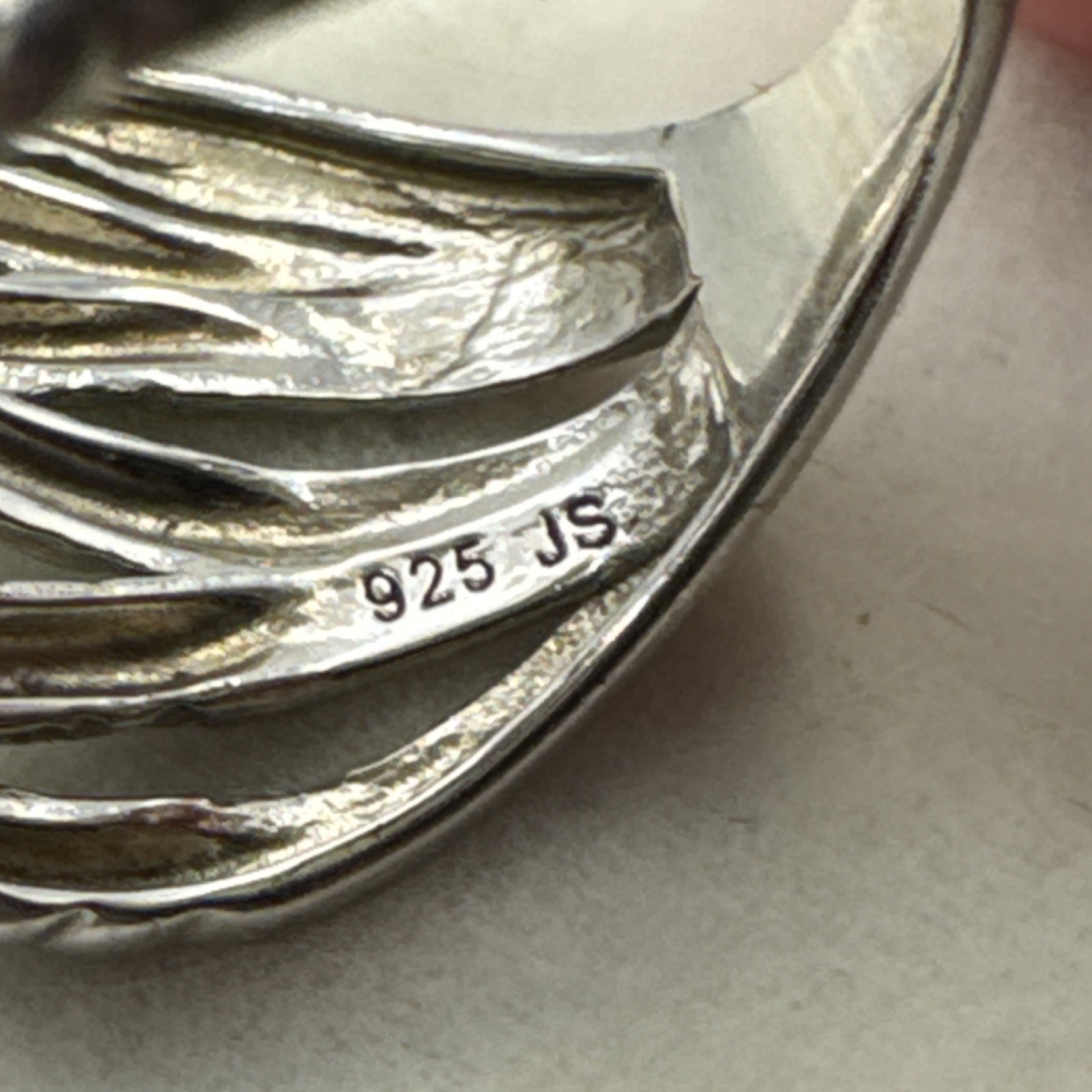 Sterling Silver Crisscross Band Ring with Blue Diamonds Bezel Set Size 6