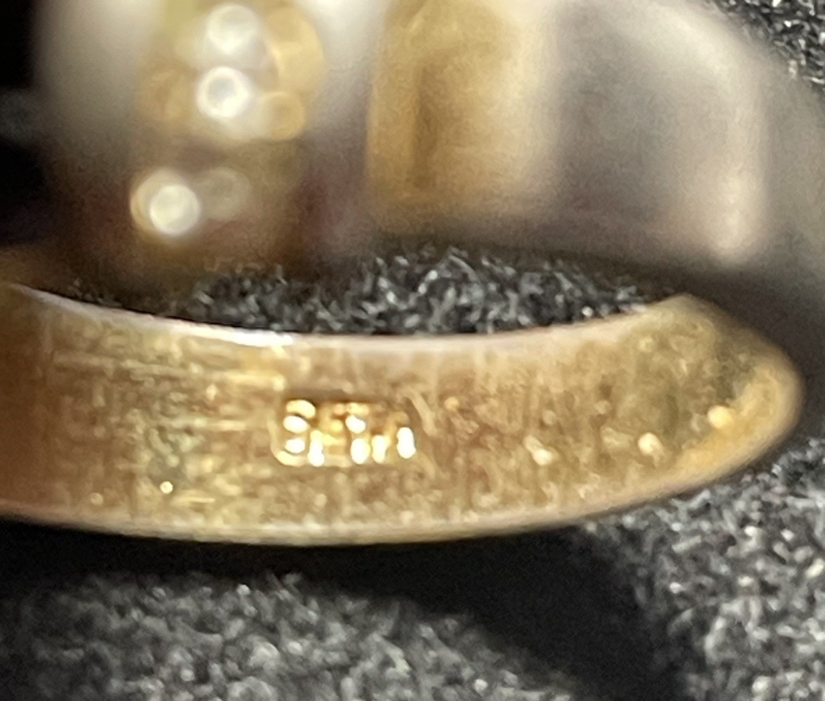 SETA SIGNED GOLD TONE RING ALTERNATING BANDS BLACK AND CLEAR STONES SIZE 8.75