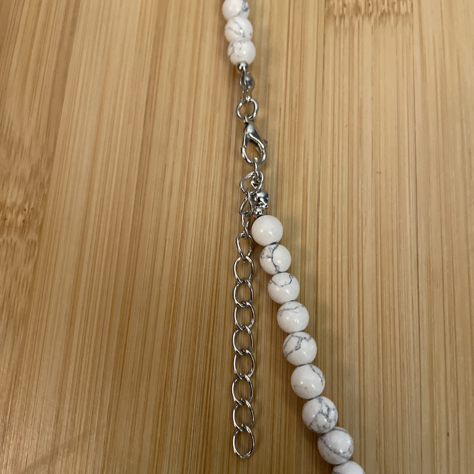 CONSTITUTED white HOWLITE NECKLACE- 18″ TO 20″ -SILVERTONE
