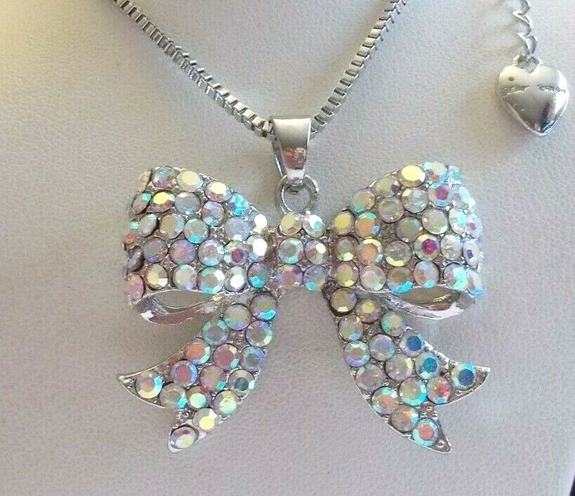 BETSEY JOHNSON BEAUTIFUL CLEAR CRYSTAL BOW TIE SILVER TONE PENDANT NECKLACE