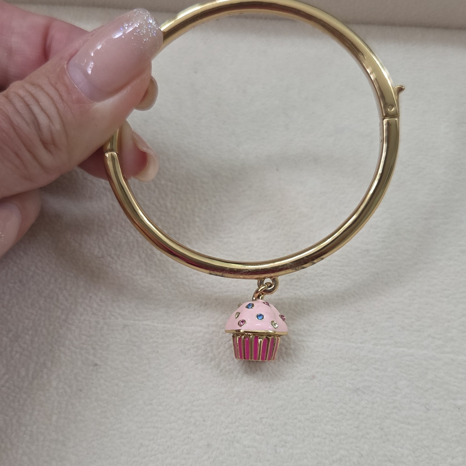 kate spade new york Signed Gold Tone Hinged Bangle Bracelet Pink Cupcake Charm