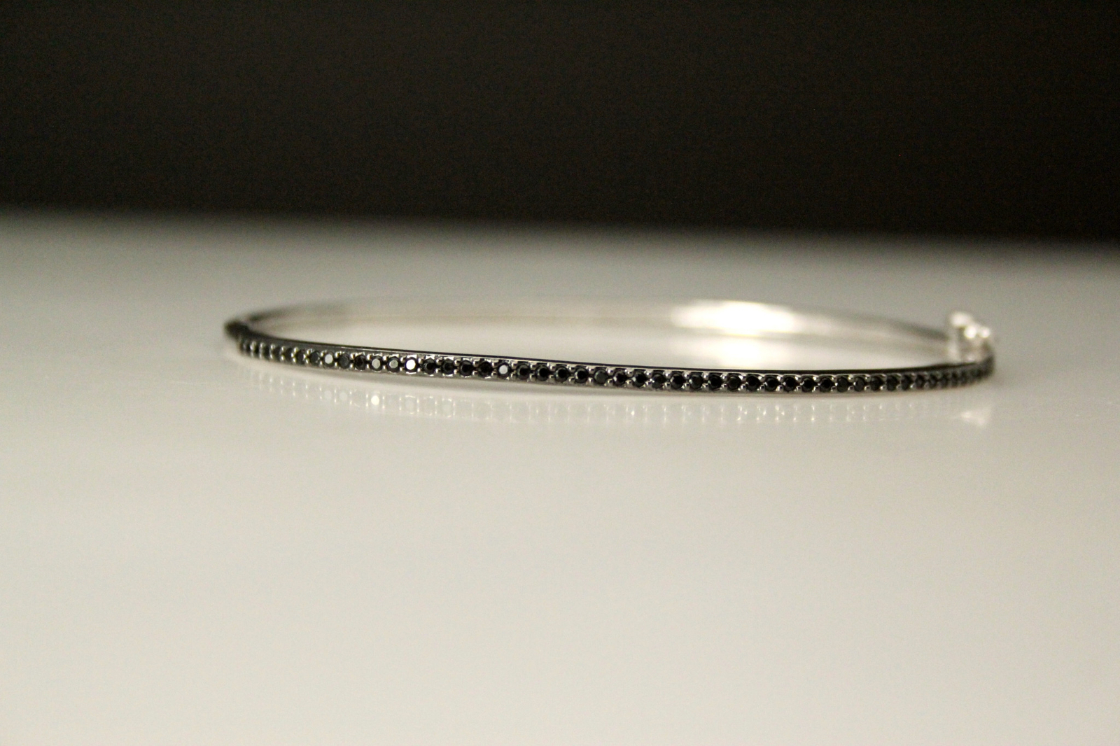 925 Sterling Silver Black Stone Thin Hinged Bangle Bracelet 7 Grams (BR5332)