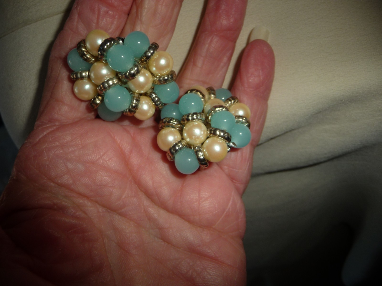 VTG SET FAUX PEARLS & BLUE BEADS W CLIP ON EARRINGS & NECKLACE #31/26