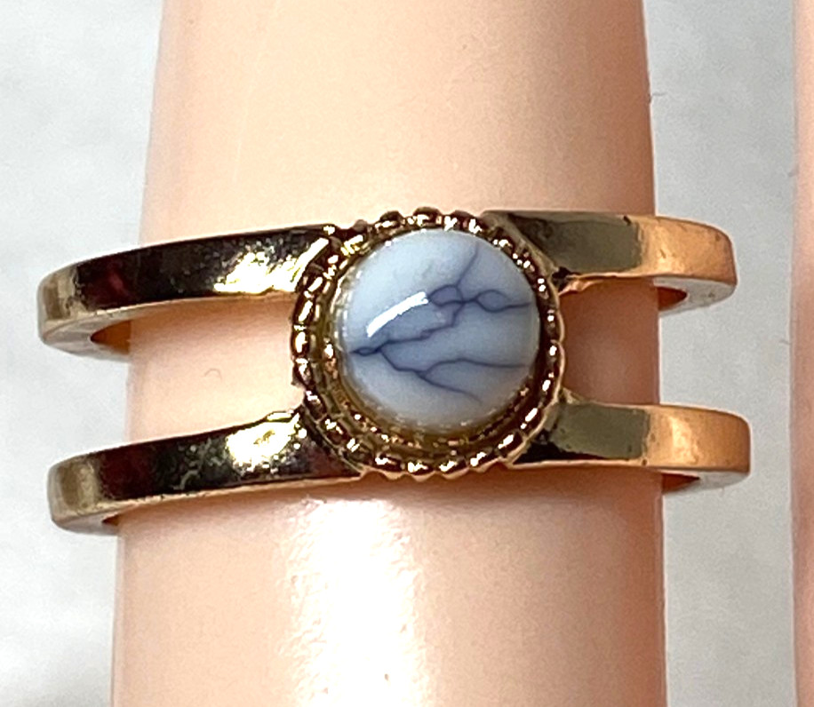 Gold Tone Split Shank Faux Howlite Stone Ring Size 8