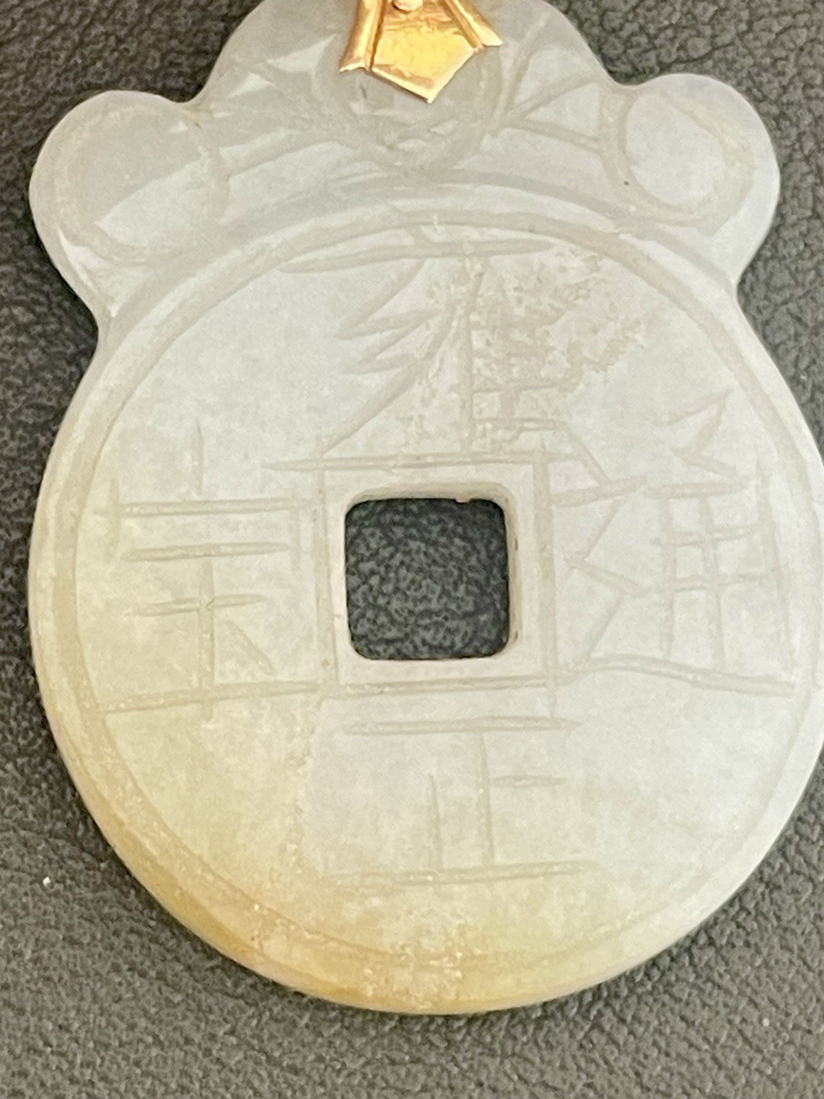 18Kt Yellow Gold Jade Pendant (E85)