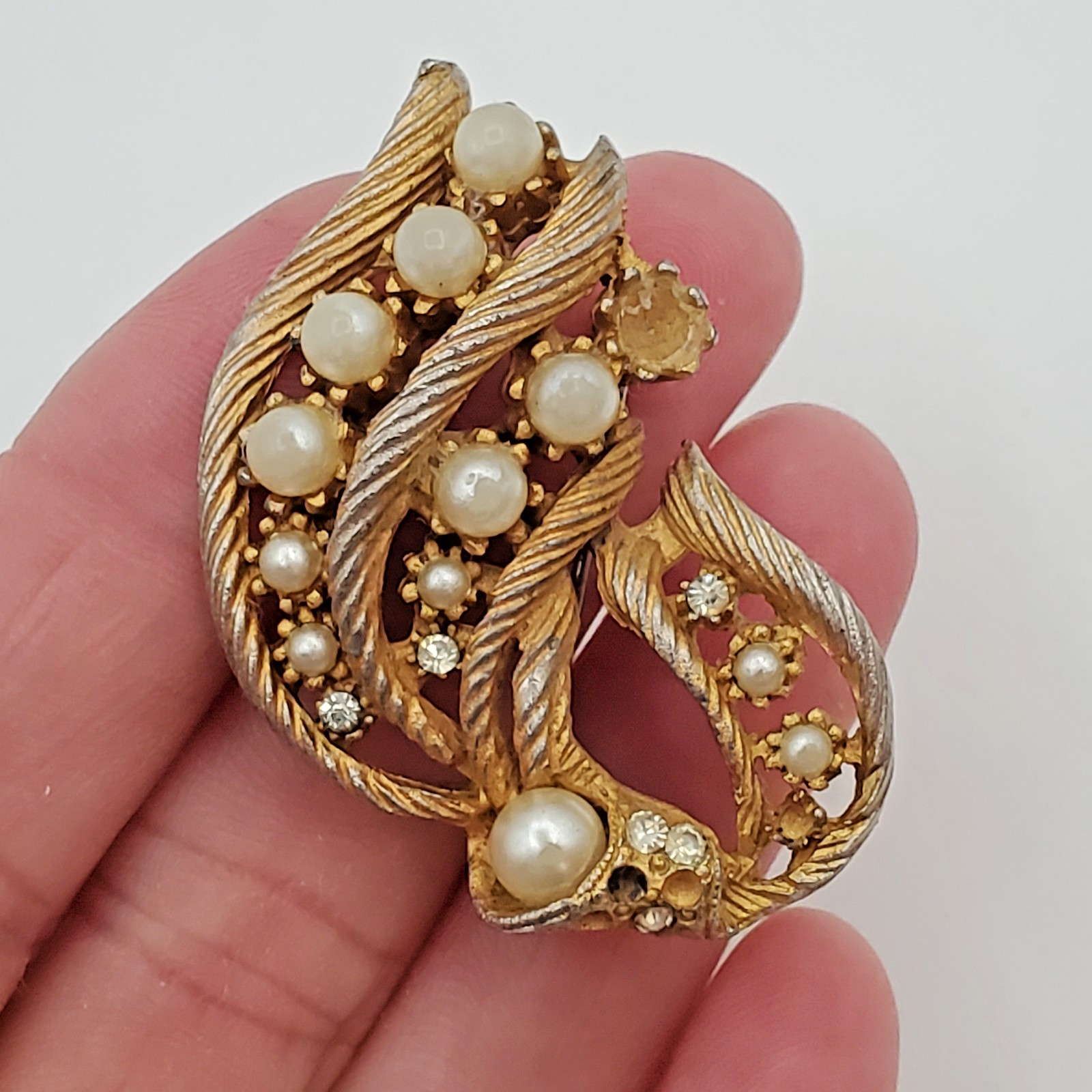 VTG Brooch 1.75in Gold Tone Faux Pearl Crystal Swirl MCM Pin FLAWS PARTS REPAIR
