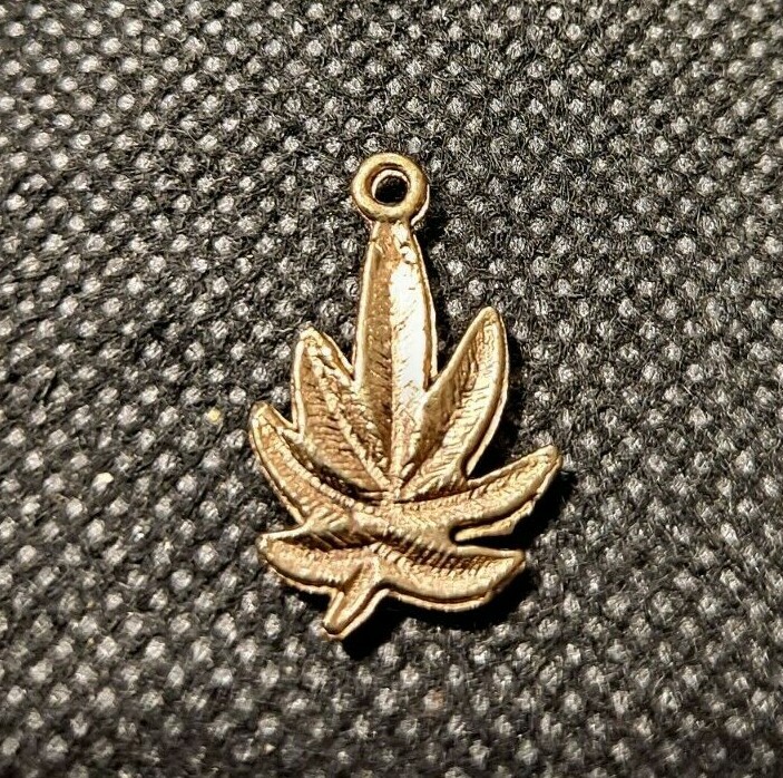 MARIJUANA CANNABIS LEAF PENDANT CHARM! e4413UXX