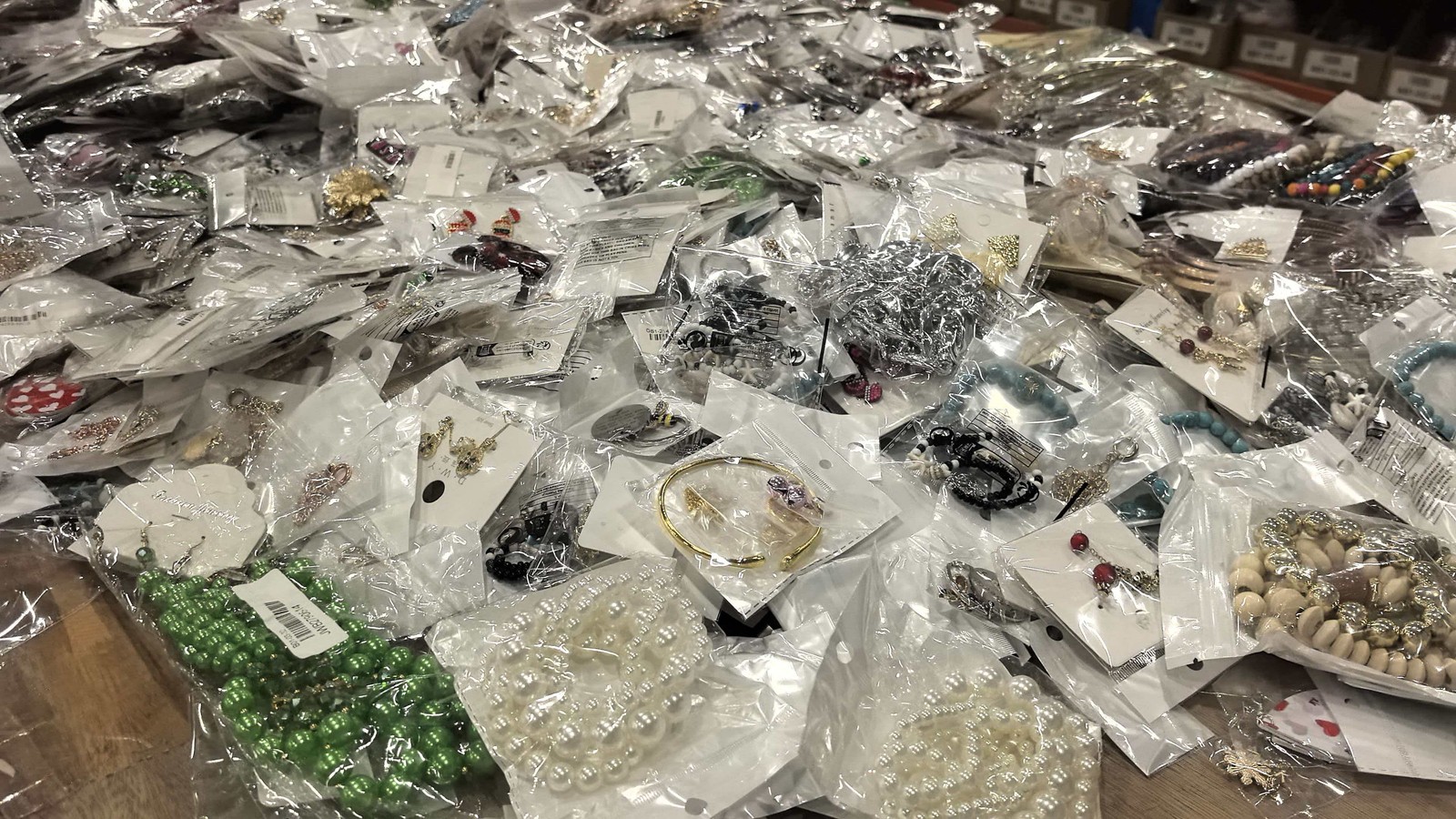 100PCS Mystery Bulk Lot Jewelry Earrings Rings Necklaces Bracelets USA Free PP
