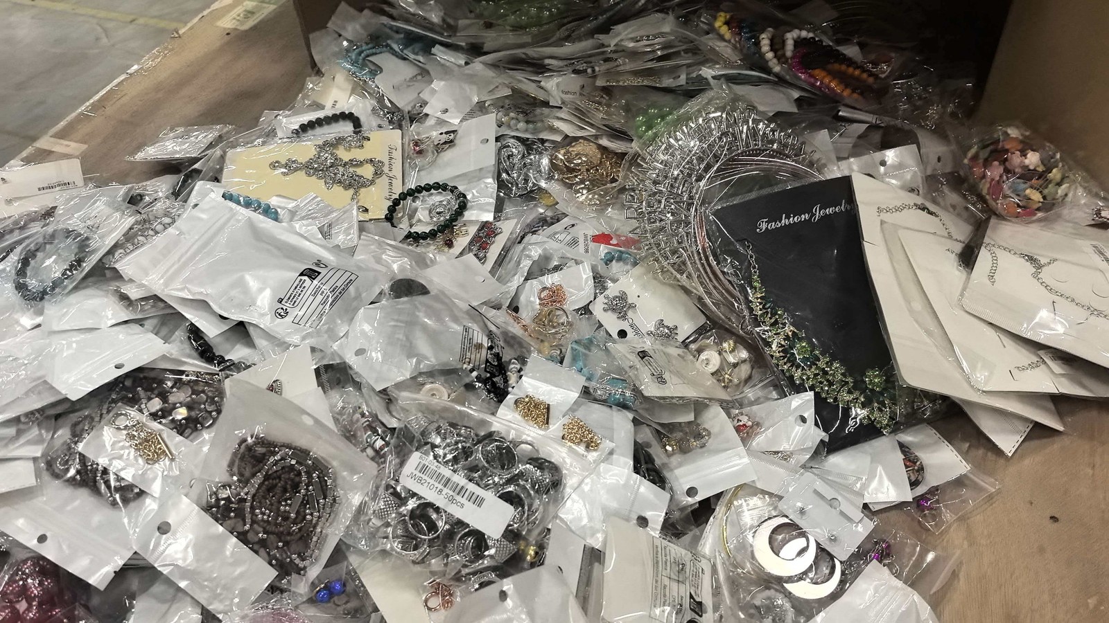 100PCS Mystery Bulk Lot Jewelry Earrings Rings Necklaces Bracelets USA Free PP