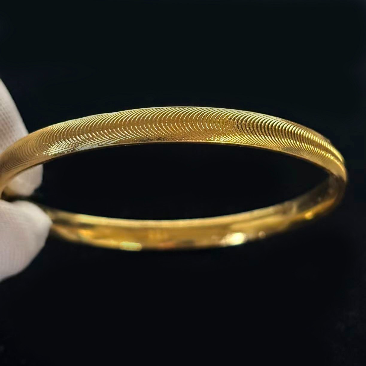 Golden Cat’s Eye Pattern Bangle Bracelet Gold-plated? marked ‘999’, 7.6in/7.9in