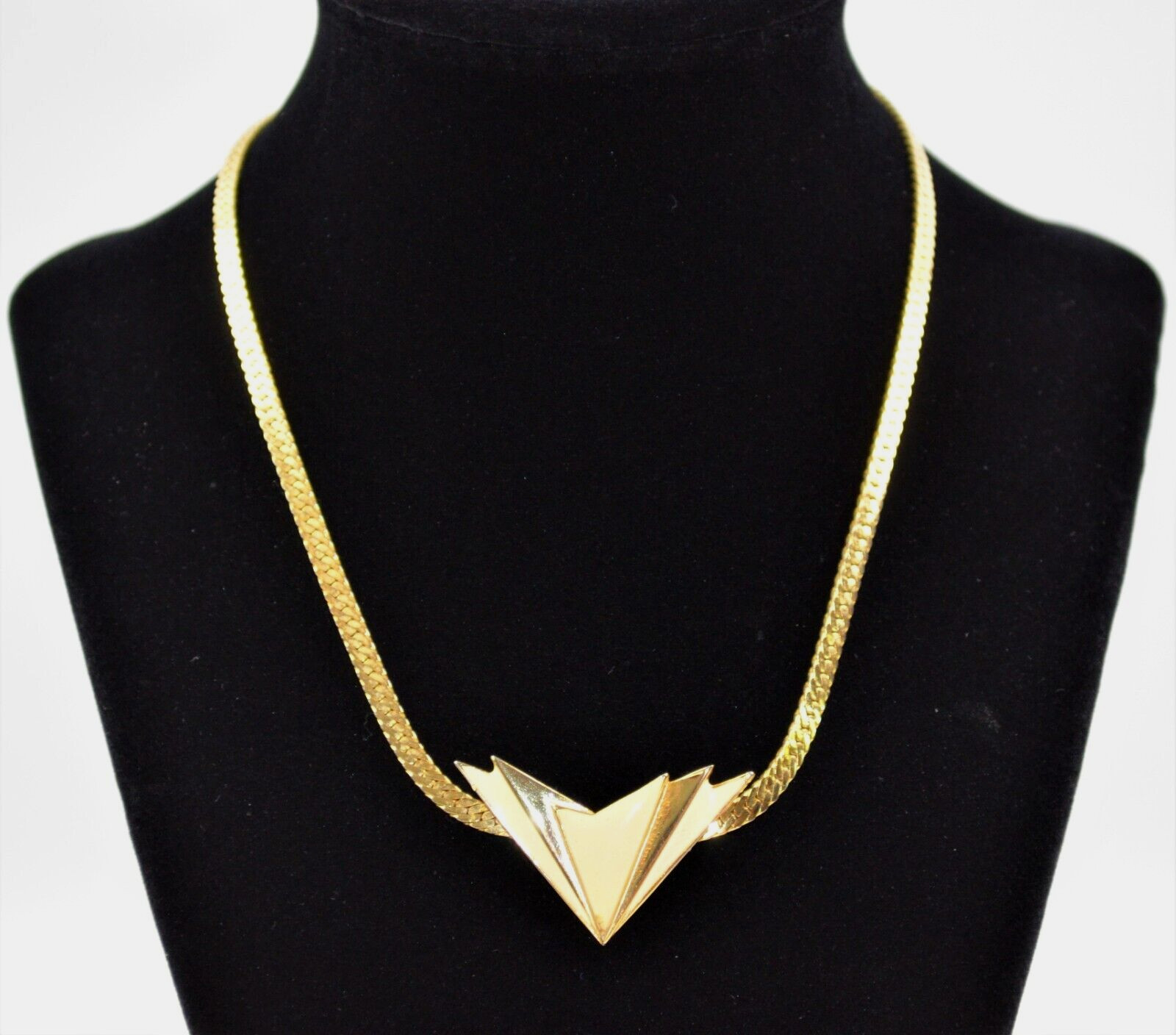 Vtg Gold Tone Herringbone CHOKER Necklace w/ Cream Enamel Pointed Pendant 16″
