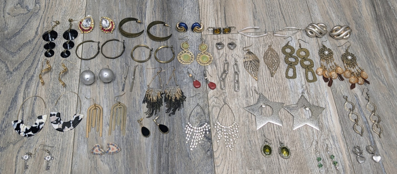 ASSORTMENT LOT OF 31 PAIR GOLD/SILVER TONE DANGLE/STUD PIERCED EARRINGS VTG-NOW