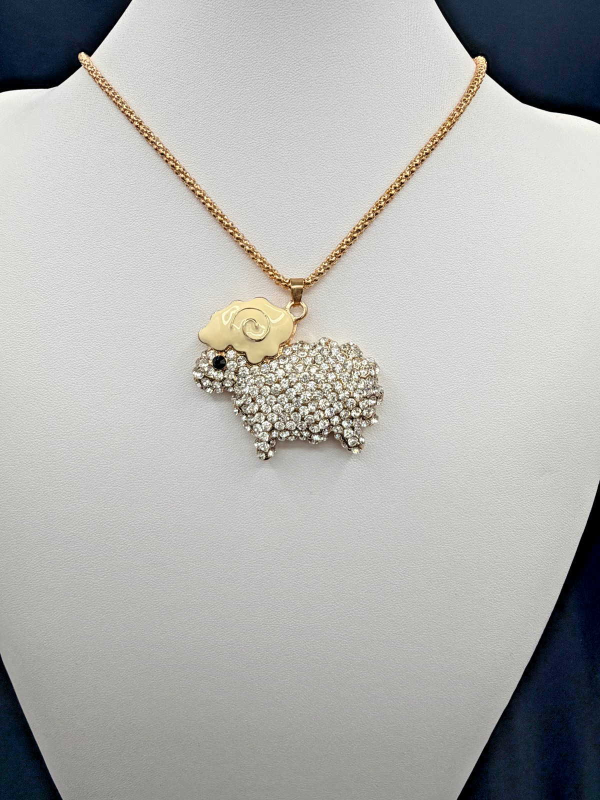 BETSEY JOHNSON BEAUTIFUL WHITE CRYSTAL & ENAMEL SHEEP PENDANT CHAIN NECKLACE