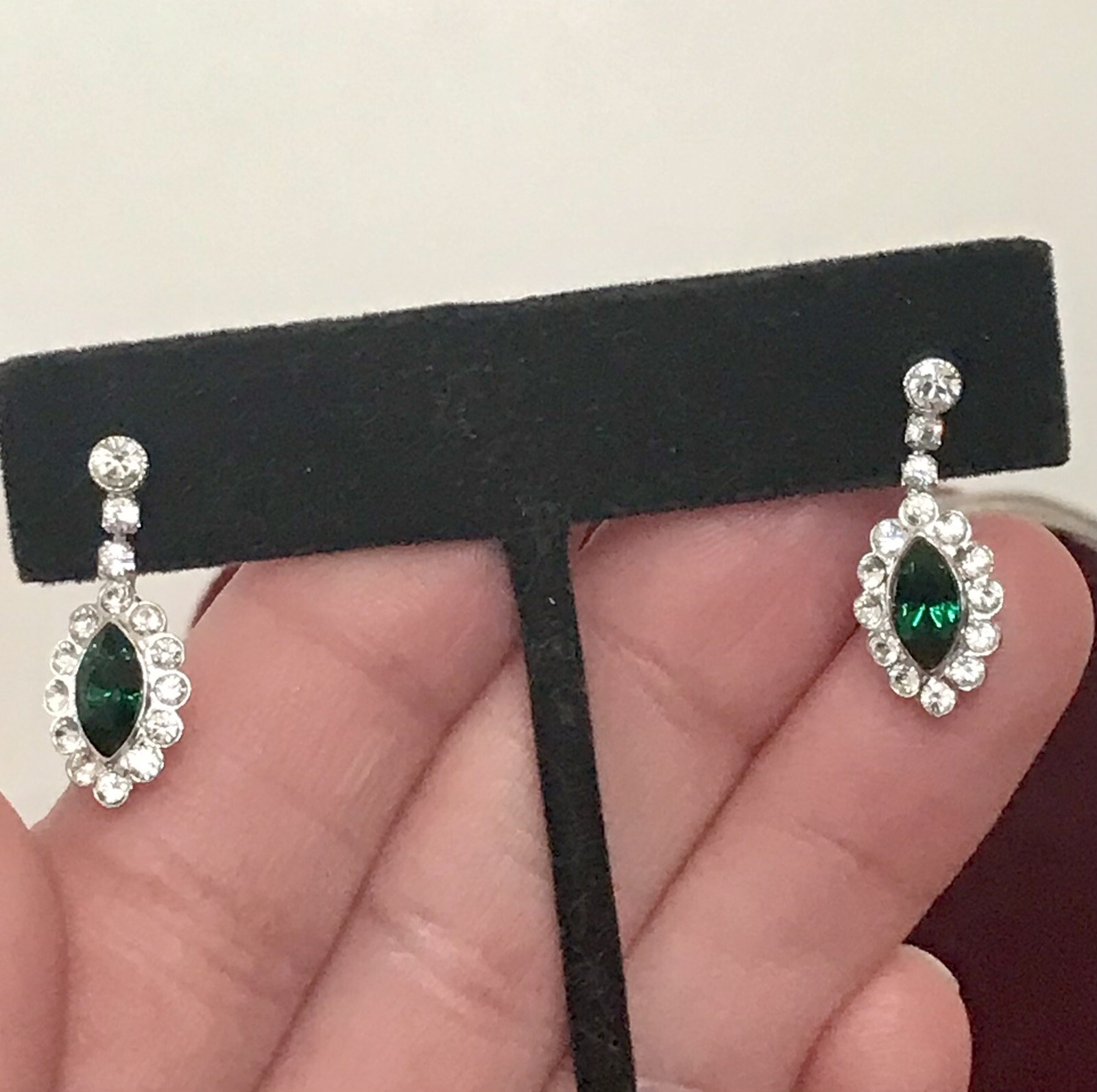 ANNALEECE BY DEVRIES, FASHION DROP EARRINGS, SWAROVSKI CRYSTAL W/GREEN CENTER!