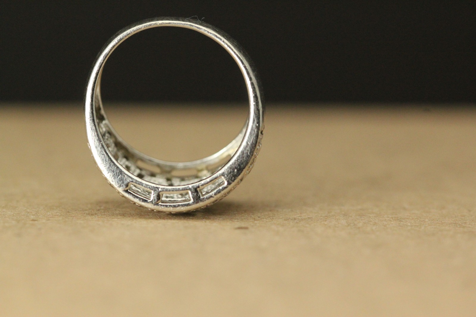 925 Sterling Silver Size 8.25 Ring White Stones in Flower Cutouts 6.8g (RIN9465)
