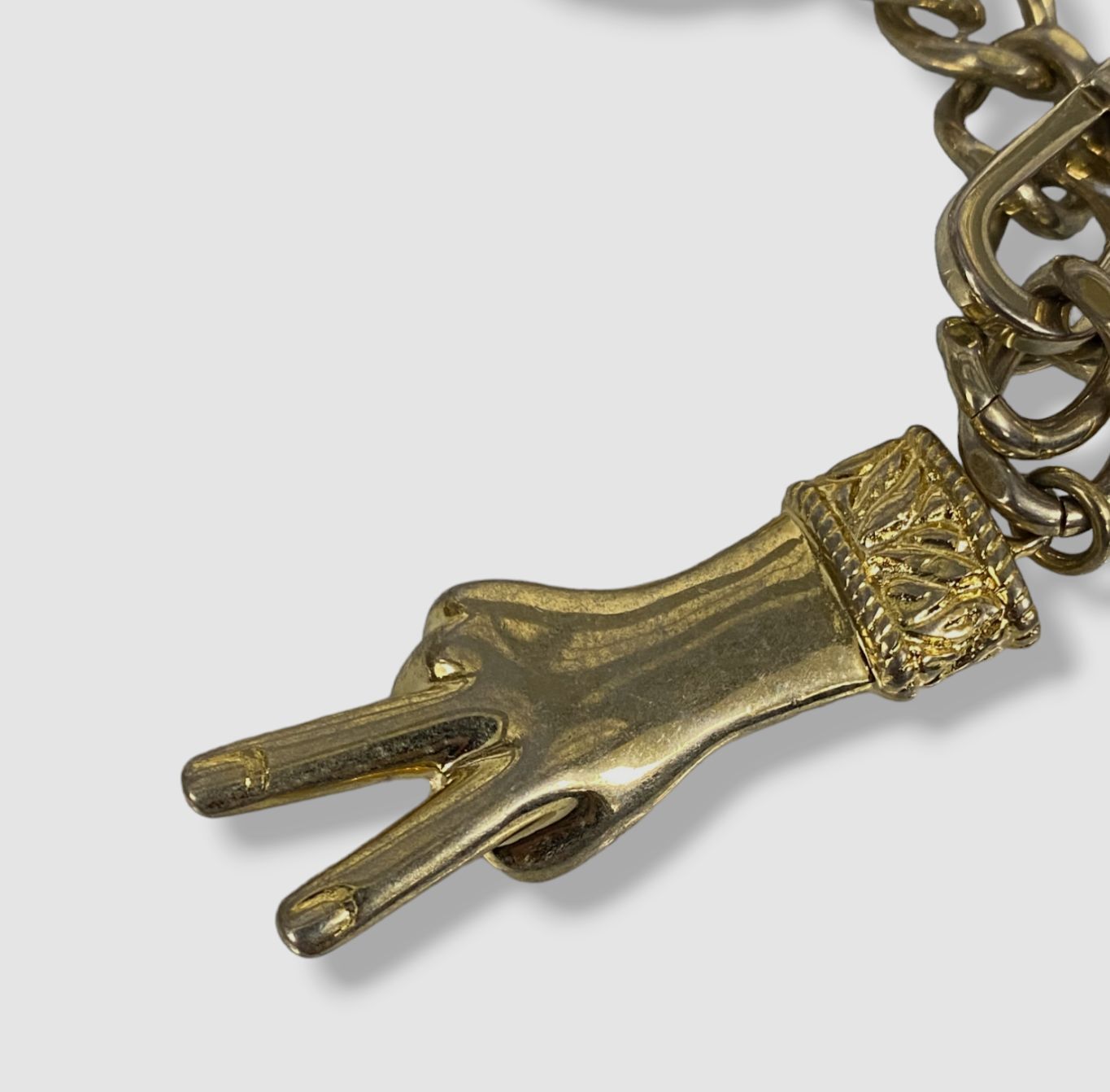 $610 Gucci Women’s Gold Lariat Peace Sign Necklace