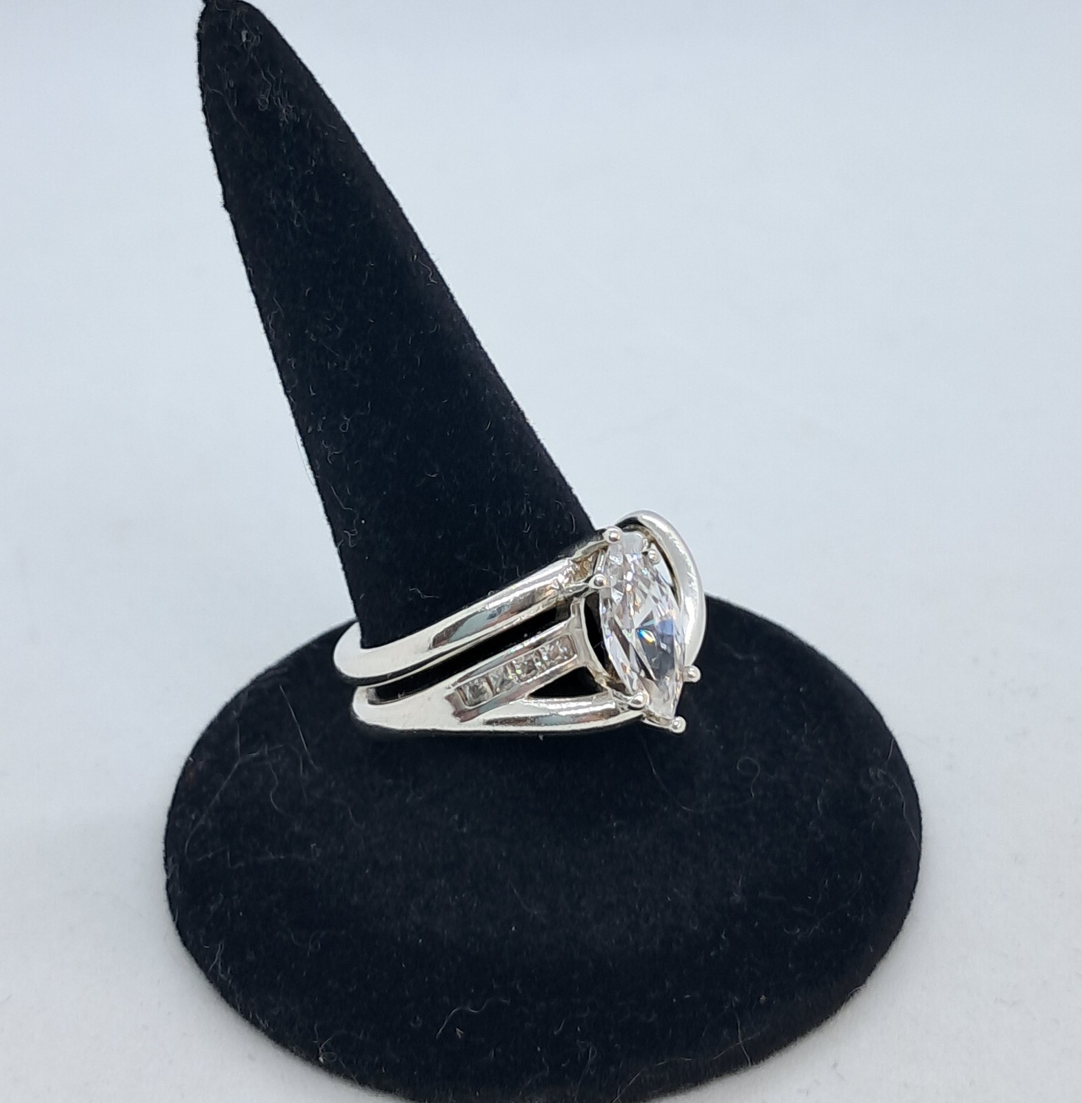 DIAMONIQUE STERLING SILVER RING WITH LARGE MARQUISE CZ & ROUND CZ ACCENTS SIZE 6
