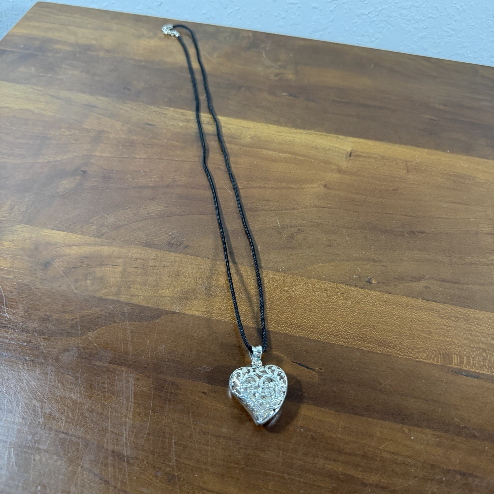 Silver Tone Fabric Chain Thialand 3D Heart Neacklace Pretty Vintage Locket Style