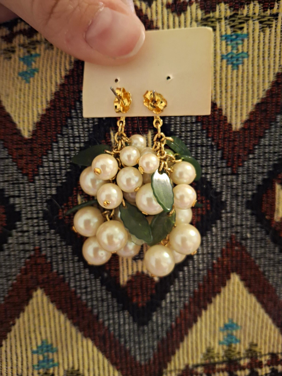 Avon 90’s Gold Tone Simulated Pearl Cluster Dangle Earrings.